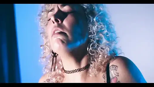 Son bölüm gel vibratör ve amcığımın içindeki bu dev dildoyla keyfimi çıkarmamı izle!