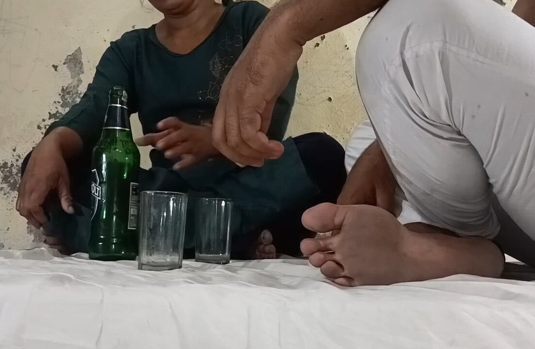 "Birkaç içkiden sonra, Pencaplı evli kadın kontrolü eline alıyor - tam desi tutkusu!"