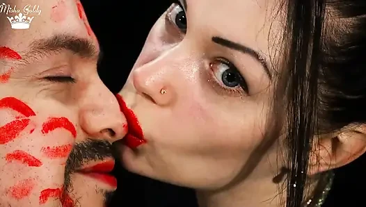 Alex'in yüzünü kırmızı ruj öpücüğüyle kapatıyor