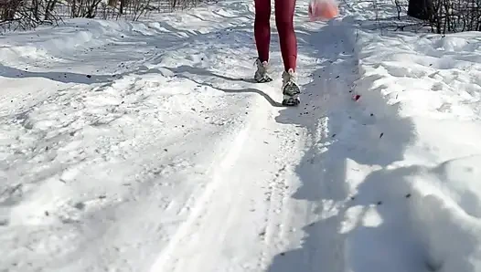 Karda külotsuz meyve topluyorum