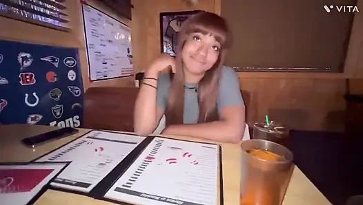 Genç kız domalarak sikildikten sonra rastgele hayranı tarafından büyük zenci yarağı alıyor