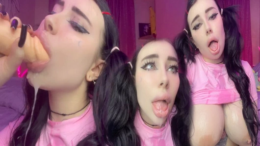 Bu büyük horoz bana boşalmak, yüzüme boşalmak ve kocaman göğüsler ile sıçradı