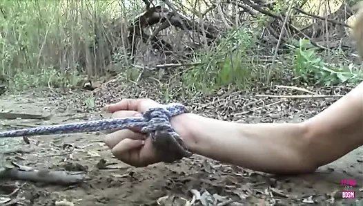 Yaramaz sarışın kız plajda mastürbasyon yapıyor ve bir adamın götünü parçalağını hayal ediyor