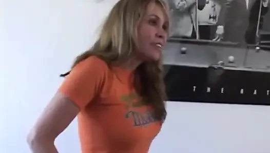 Bridgette Monroe minyonla kanepede sikişiyor