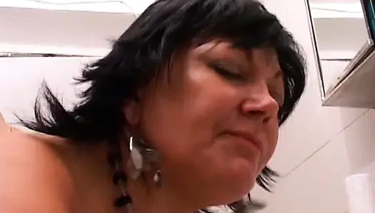 Kaslı adam tombul kuzgun saçlı kadın Francesca Torri'i kıllı amını sikmek için tuvaleti ziyarete davet ediyor