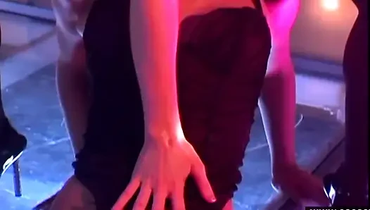 İç çamaşırlı kızıl saçlı lezbiyenler neon sahnesiyle ısınıyor