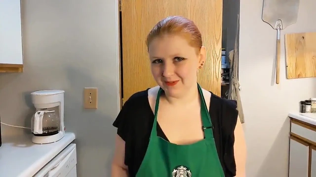 Yaramaz barista kaba müşteriyle ilgileniyor