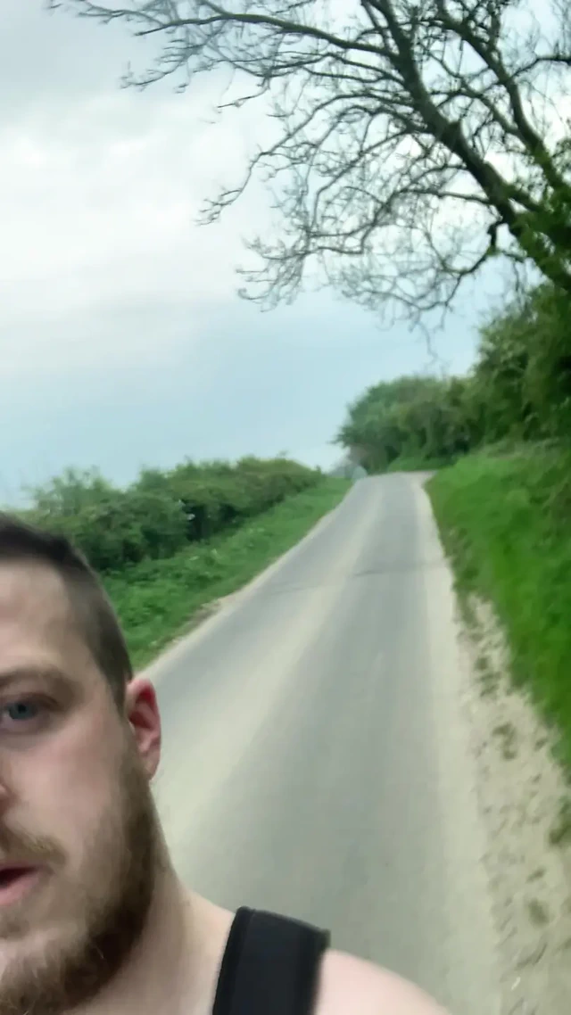 Yol boyunca çıplak yürürken yakalandı