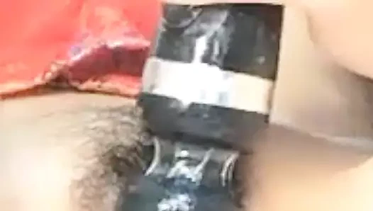 Orgazma kadar klitorise vibratörle masaj yapın