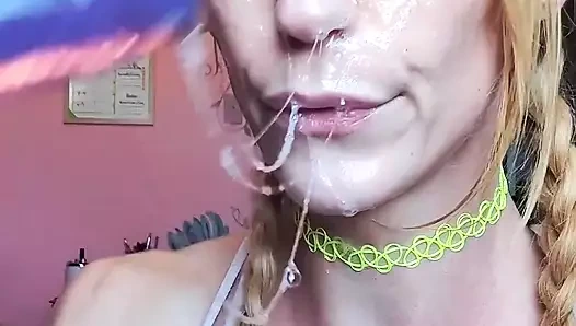 Vanessa Hastings dağınık tükürük yüze dildo gırtlağına kadar alıyor