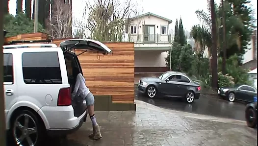 Harika genç kızın yağmurlu bir günde kalın bir sike ihtiyacı var