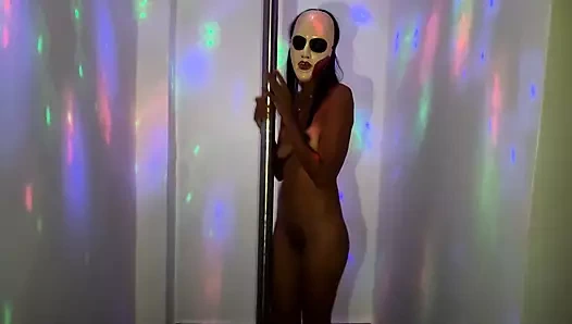 Hintli lezzetli esmer üvey erkek kardeşini ısıtmak için direğe dans ediyor