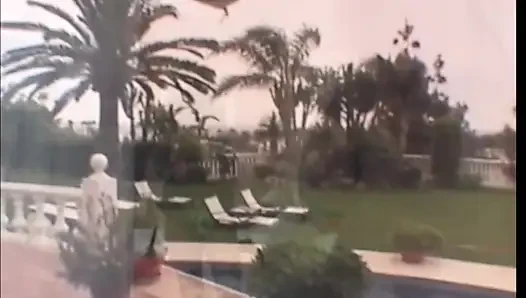 Inesse duş alıyor ve boşalıyor