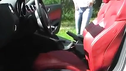 Araba ile tanışan kız video - o bir fışkırtıyor!