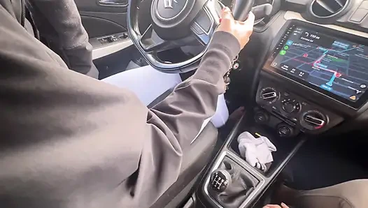 Sevgilim ayakları arabasının pedallarında oynuyor