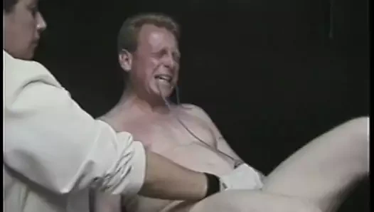 Bağlı adam iki civciv tarafından garip penis çare ile bastırılır