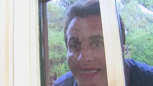 Komşu tatlı masumiyetin nasıl azgın olduğunu pencereden görüyor