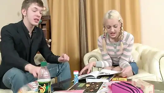 Sarışın bir kaltağın götü için büyük sert bir yarak