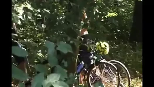 Twinks ormanda bisiklete biniyor.