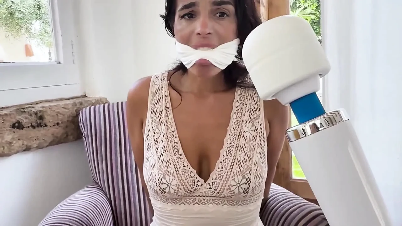 Office self bond: secretária latina se amarra para chefe, faz boquete e trabalho com os pés e depois amarra hd