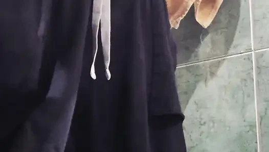 Kocası sıkı bakire delikleriyle anal ve oyuncaklarla oynuyor