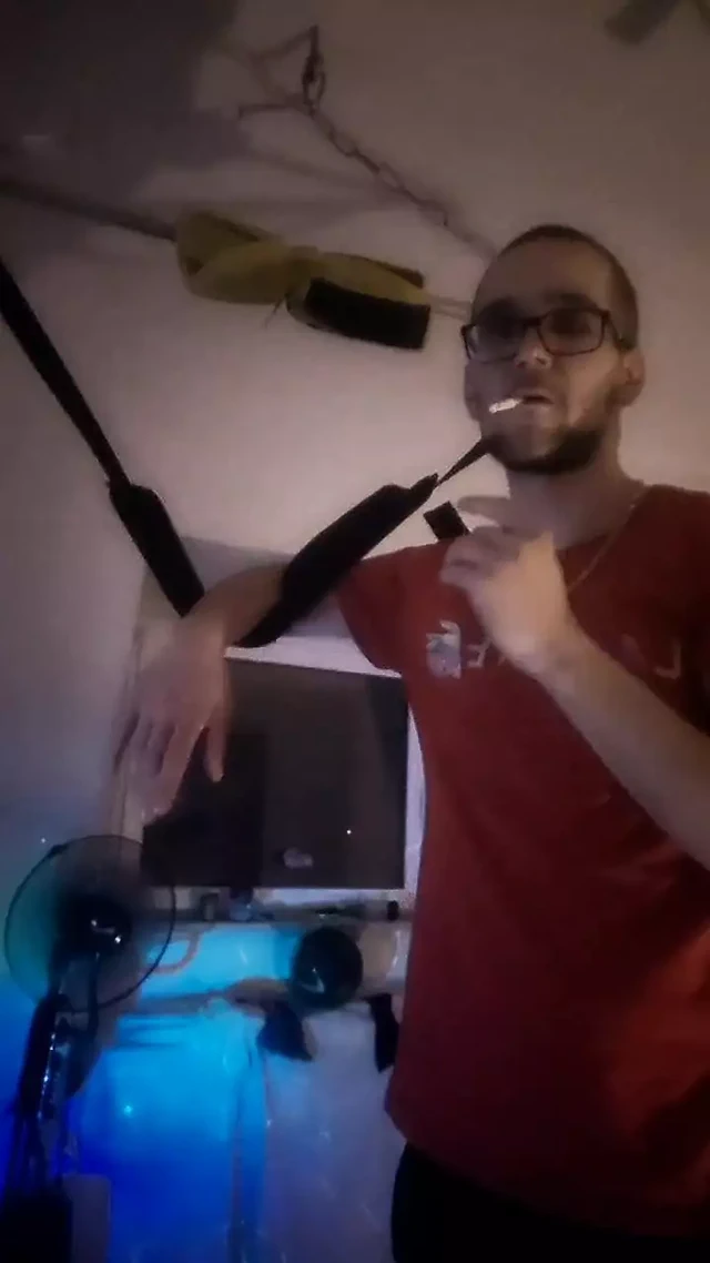 Striptiz üstte asılı