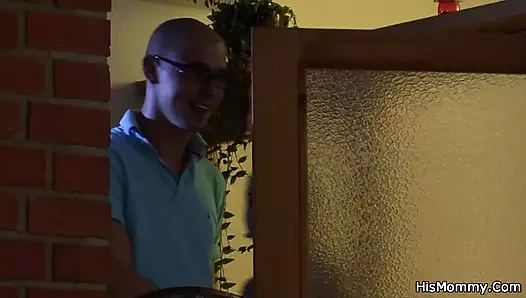 Adam sarışın üvey annesini ve genç kız arkadaşını takma yarakla sallarken buluyor