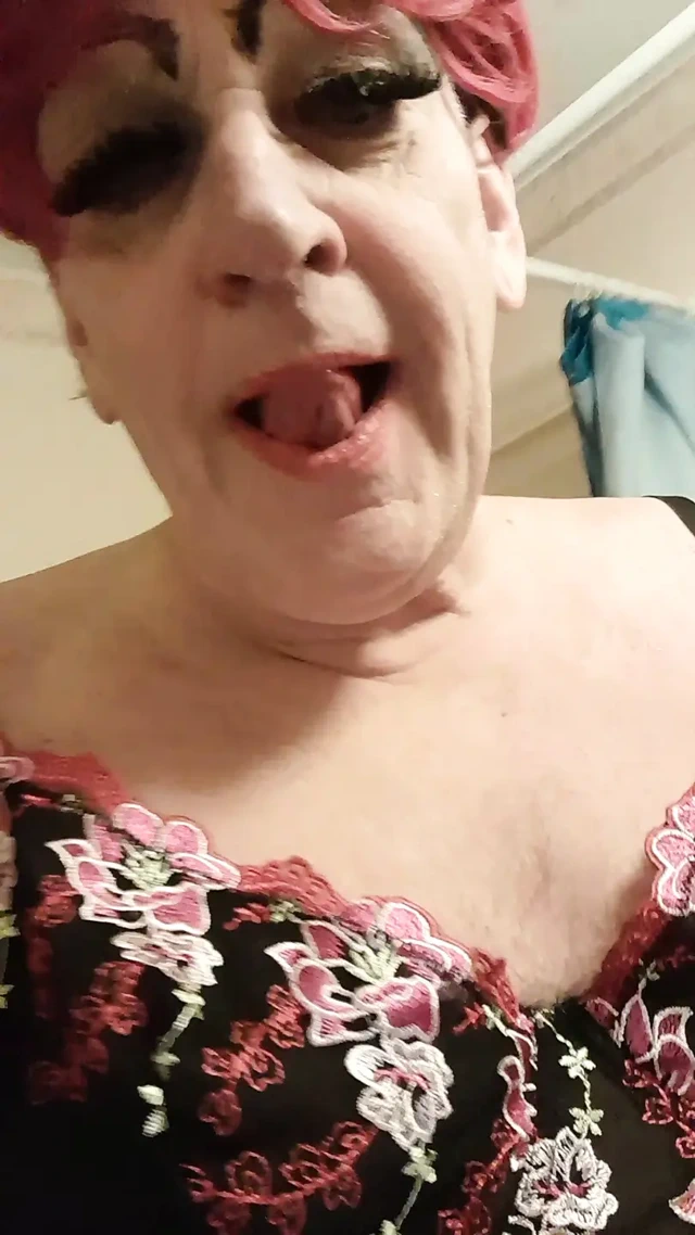 Azgın mildred mastürbasyon yapıyor ve dildoyla kendini sikiyor