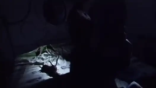 Seksi büyük memeli fahişe yatakta sert yarakla sikişiyor