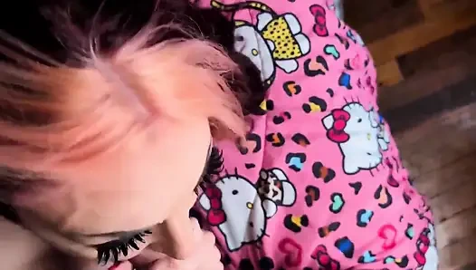 Maxxx Steele Tinder'da ateşli gotik oda arkadaşıyla eşleştiriliyor, bu yüzden boğazını sikiyor ve fahişenin yüzüne boşalıyor