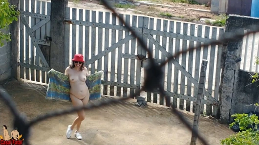 Karım ayakkabı, havlu ve şapkayla açık havada geziyor. Dışarıda çıplak yürüyor.