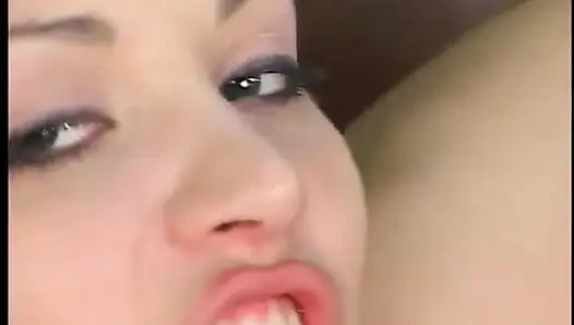 Harika götlü seksi hatun amını sert kalın bir yarağa kaydırıyor