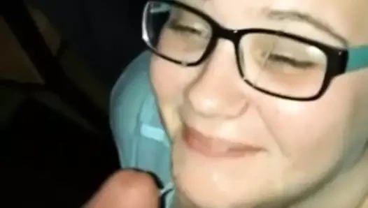 Sıcak eş ile gözlük alır bir yüz