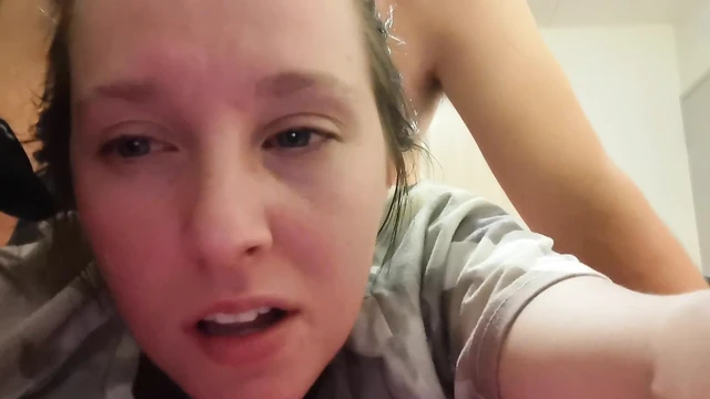 Тугую брюнетку трахают - сперма внутри ее тугой киски