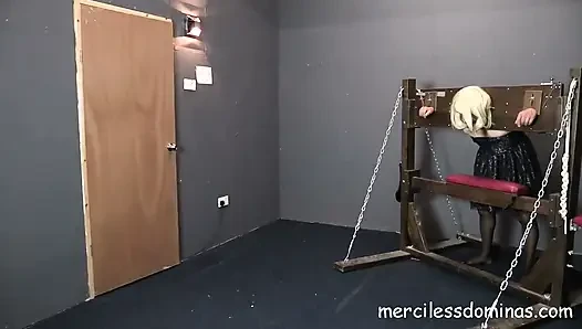 Kadın kılıklı sürtüğün başı iki yarağı birden alıyor