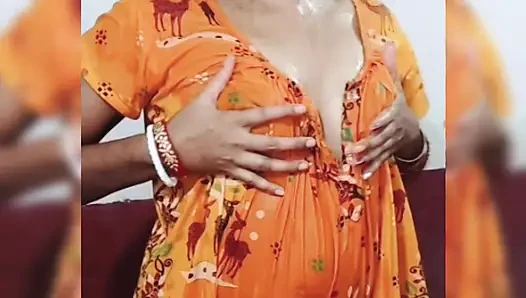 Seksi Hintli kız evde yalnızken vuruş yapıyor, güzel kız banyo yapıyor