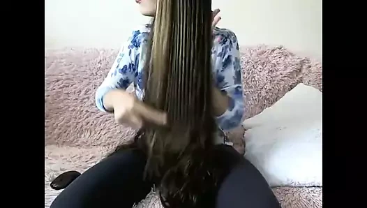 Seksi uzun saçlı esmer, saç oyunu, saç fırçası, duş