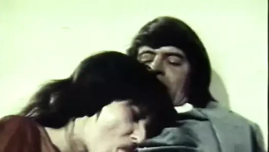 Bu adam bir kız arkadaş seçmeyi biliyor (1970'lerin vintage)