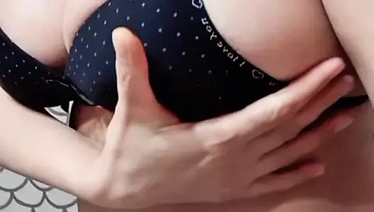 Close_up büyük göğüslerimi gösteriyor ve parmağımla mastürbasyon yapıyor