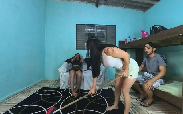 Karımın arkadaşı kısa eteğiyle beni azdırıyor, beni karımın yanında sert yapıyor