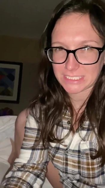 Мощный момент из "Для моей 64 лесбийской горничной, я соблазнил ее заставляю ее хотеть меня, но она отшлепала меня"