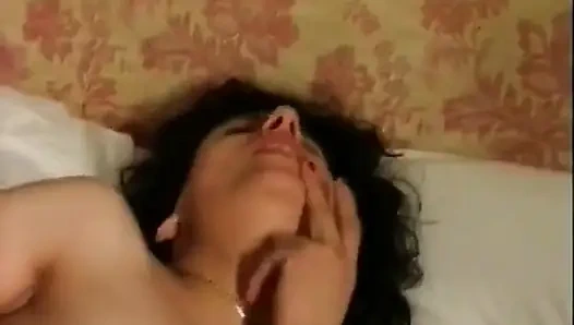 Amcığını yalatarak uyanıyor.