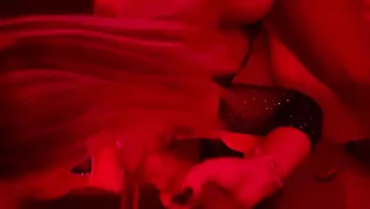 Üvey annem iç çamaşırı giyiyor ve içine gelene kadar domaltarak siktim