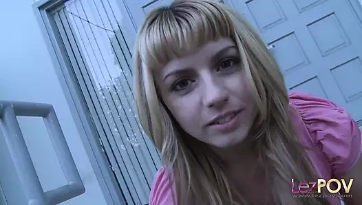 Küçük memeli lezbiyen genç kız ve yeni arkadaşı ilk kez buluşuyor