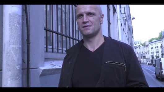 Genç erkek avcısı şişman tadını çıkarıyor