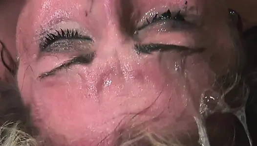 Sarışın sürtük büyük yarağını gırtlağına kadar alıyor ve yüzünü sikmesine izin veriyor