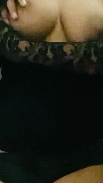 Мощный момент от "Студентка дези показывает большие сиськи и киску"