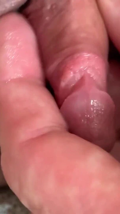 Boşalana kadar mastürbasyon yaparken trans adamımın penisinin süper yakın çekim | Klip 1