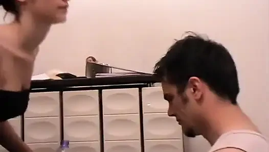 Köle Richie tükürük oyuncağı olarak hizmet ediyor