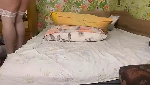 Azgın hemşire gece vardiyasında kendini muayene ediyor ve 20 kez boşalıyor